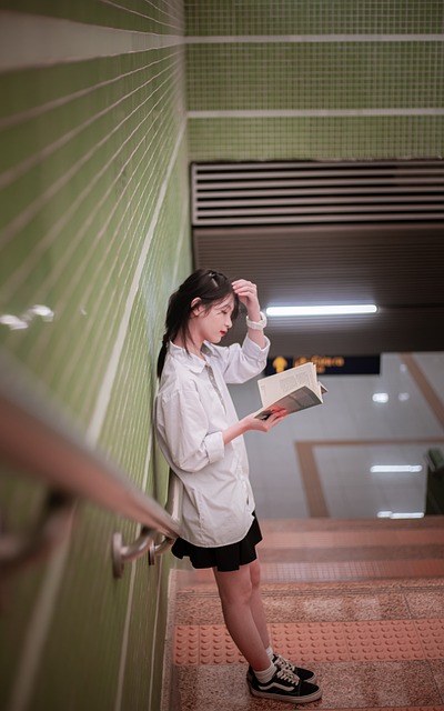 studente che prende appunti davanti a un laptop, formazione online