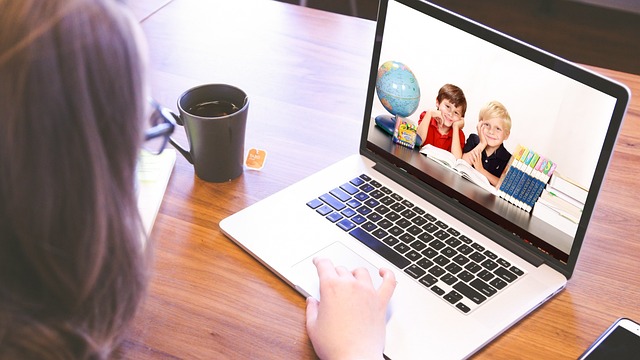 webinar online su schermo con appunti e calendario, formazione digitale
